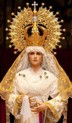  La Virgen de la Esperanza - Una Visión Divina en Mosaico y Oro