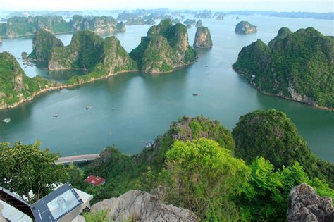 “Paisaje de la Bahía de Ha Long” Una Sinfonía Acuática de Tintes Vibrantemente Tropicales ¡Qué Obra Maestra!