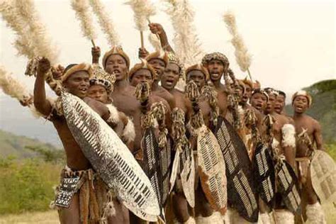   ¿El Gran Guerrero?: Un Viaje Visual a Través del Tiempo y la Cultura Zulú?